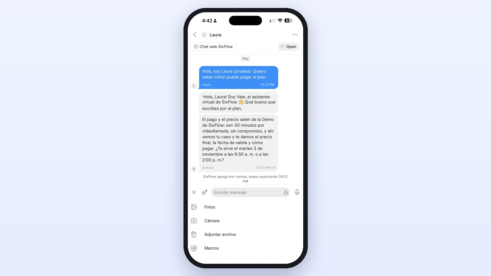 Chat abierto en la app con el menú del botón + mostrando Fotos, Cámara, Adjuntar archivo y Macros