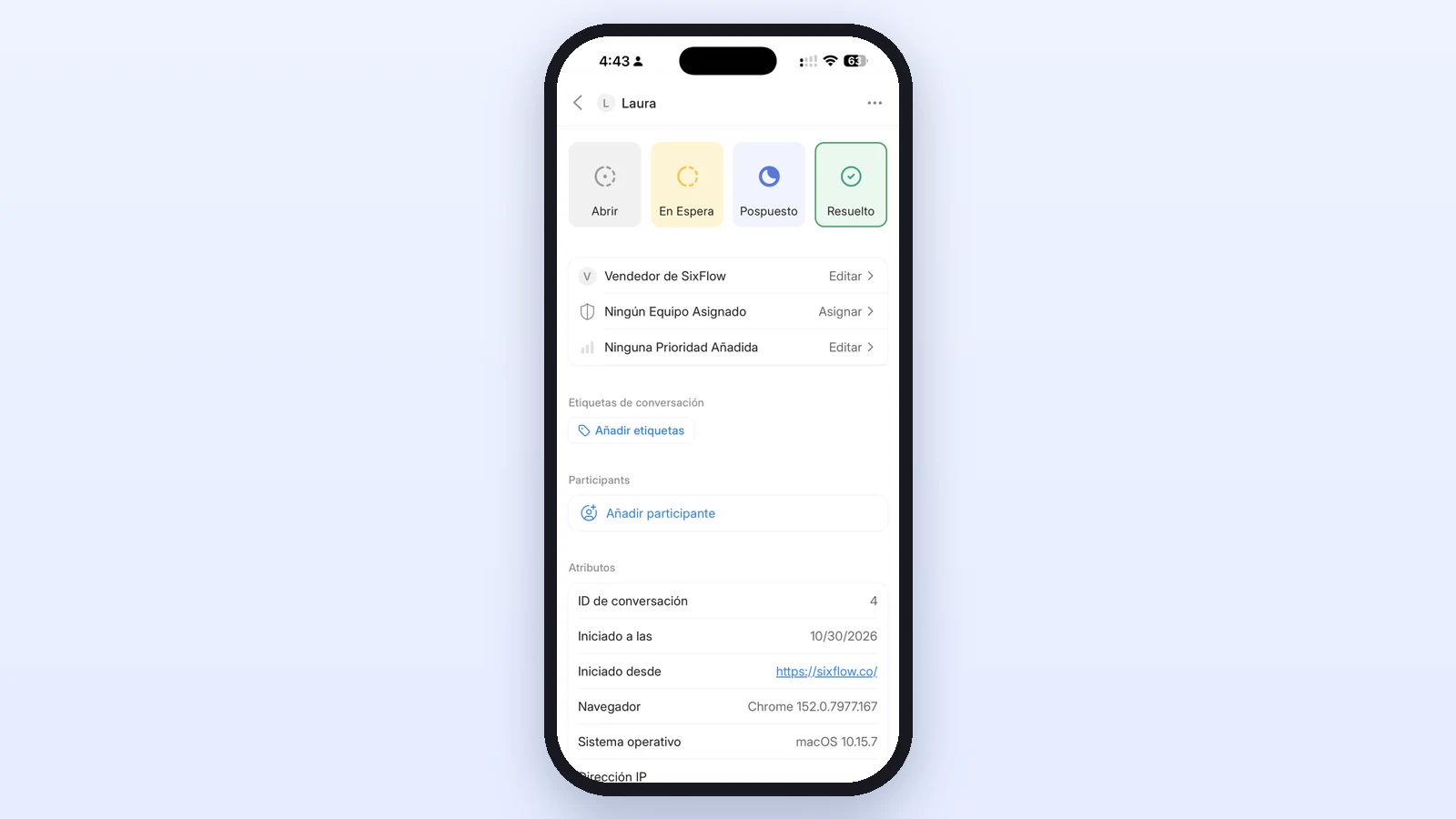Acciones de la conversación en la app: estados Abrir, En Espera, Pospuesto y Resuelto, persona asignada, equipo, prioridad y etiquetas