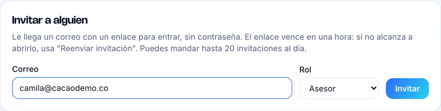 Tarjeta Invitar a alguien con el campo Correo, el selector Rol y el botón Invitar